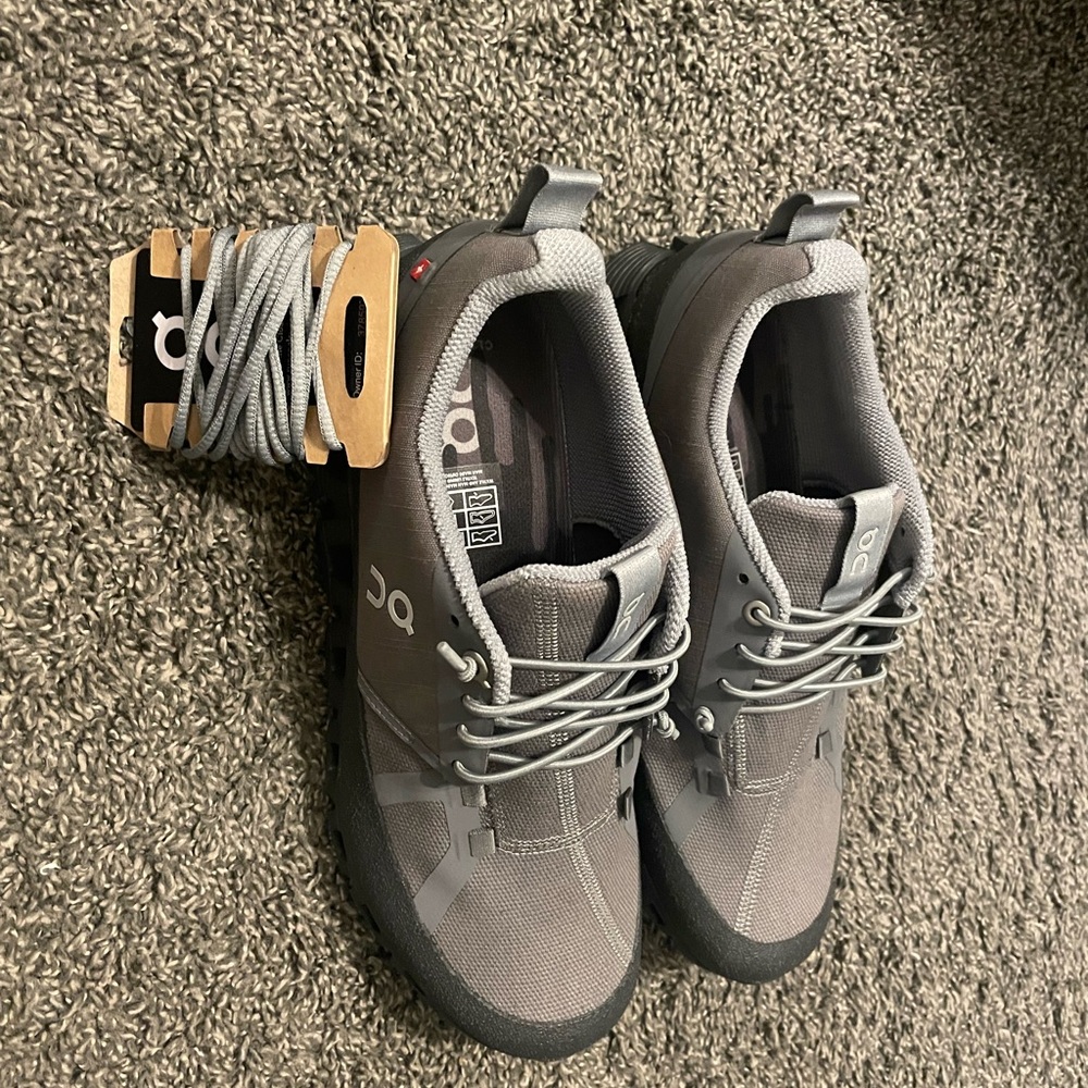 On cloud dip sneakers never worn